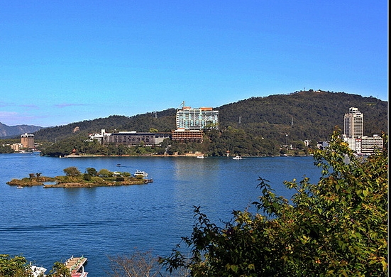 美甲美睫赚钱还是化妆赚钱